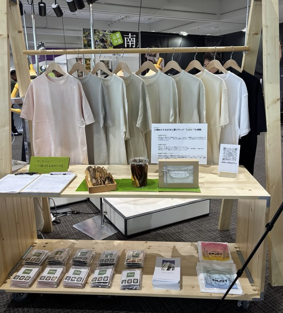 木製の展示棚に並ぶLENTOのTシャツと商品