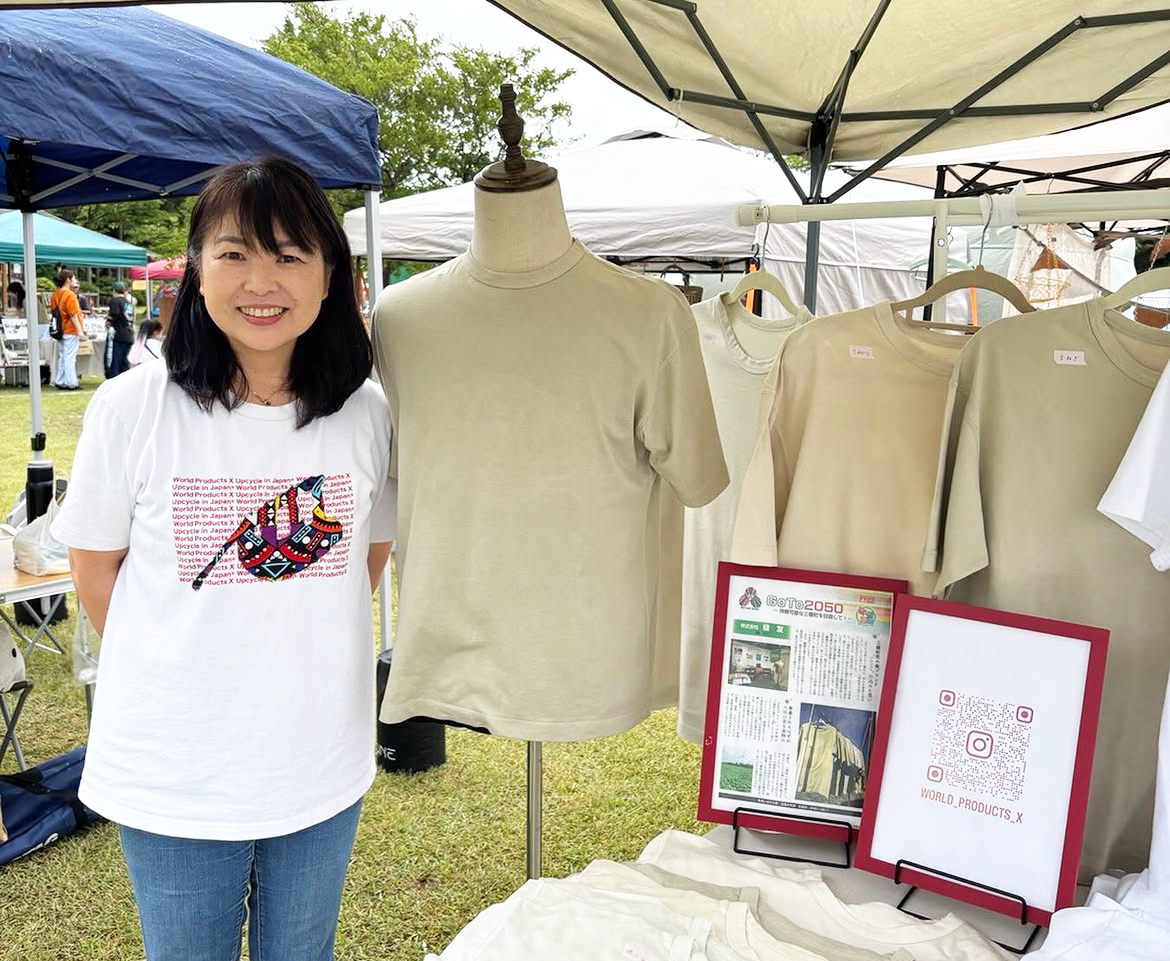 屋外イベントで服と並ぶ代表の山田珠美