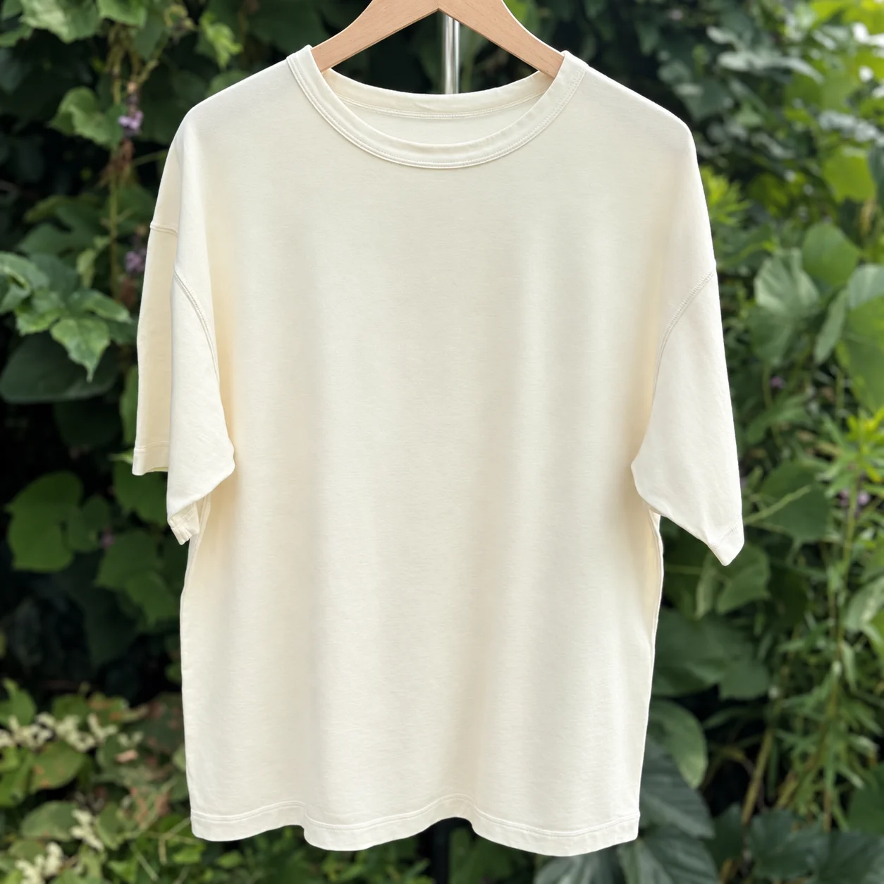 メロン染のクリーム色のTシャツ