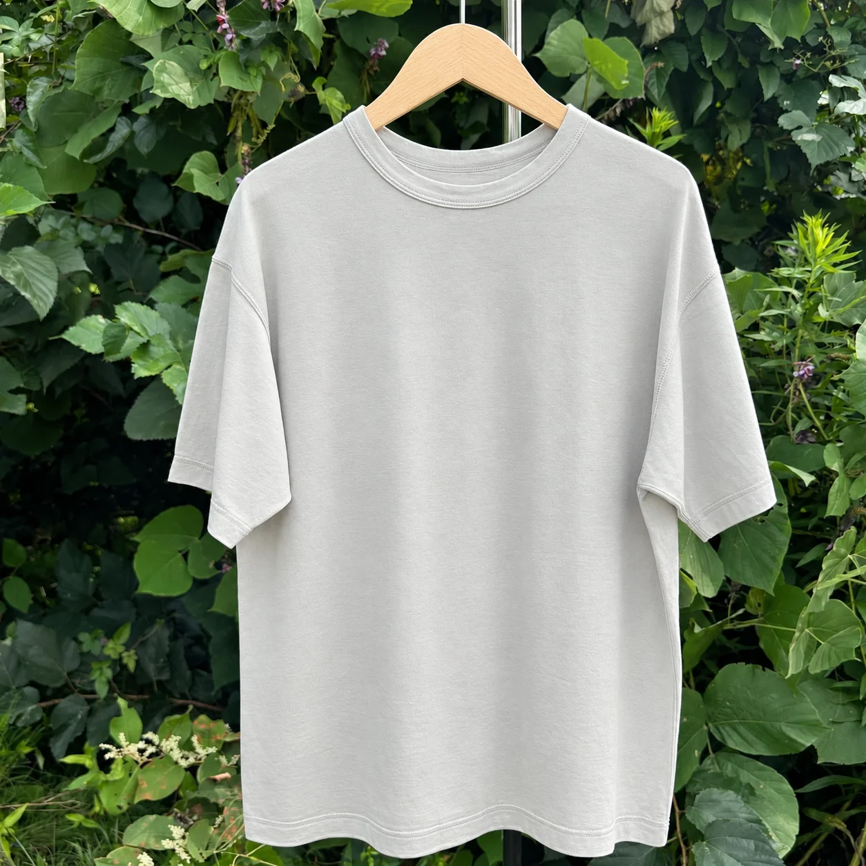 じゅんさい染のカーキ色のTシャツ