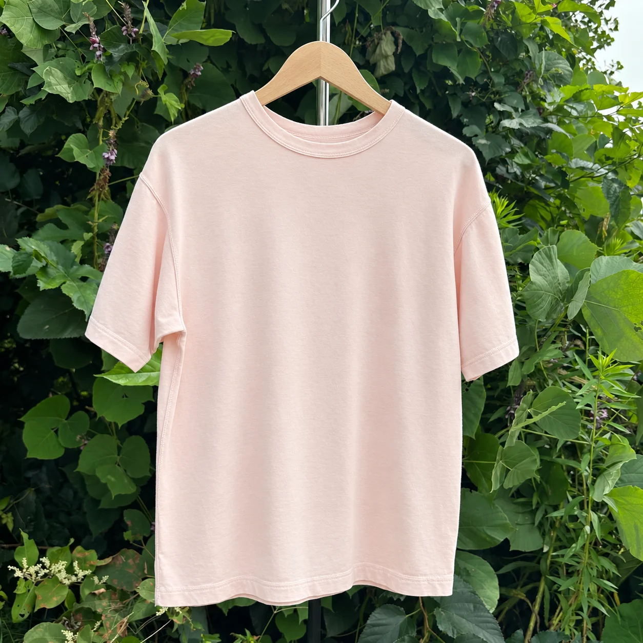 秋田杉染のピンク色のTシャツ